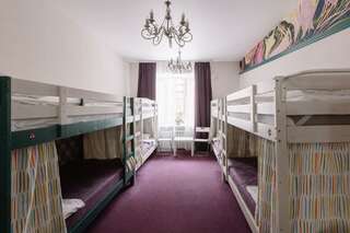 Хостел HDhostel Ижевск Кровать в 8-местном общем номере (удобства на этаже)-1