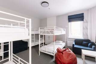 Хостел HDhostel Ижевск Кровать в 8-местном общем мужском номере (удобства на этаже)-1