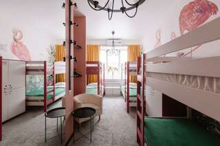 Хостел HDhostel Ижевск Кровать в 8-местном общем женском номере (удобства на этаже)-1